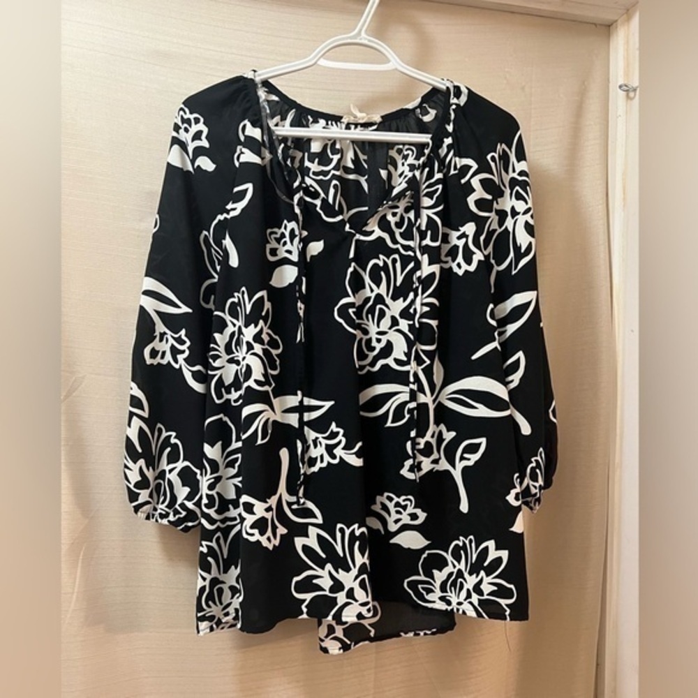 ⚫️ BOGO Comp Blu bold black and white floral print women’s top size medium